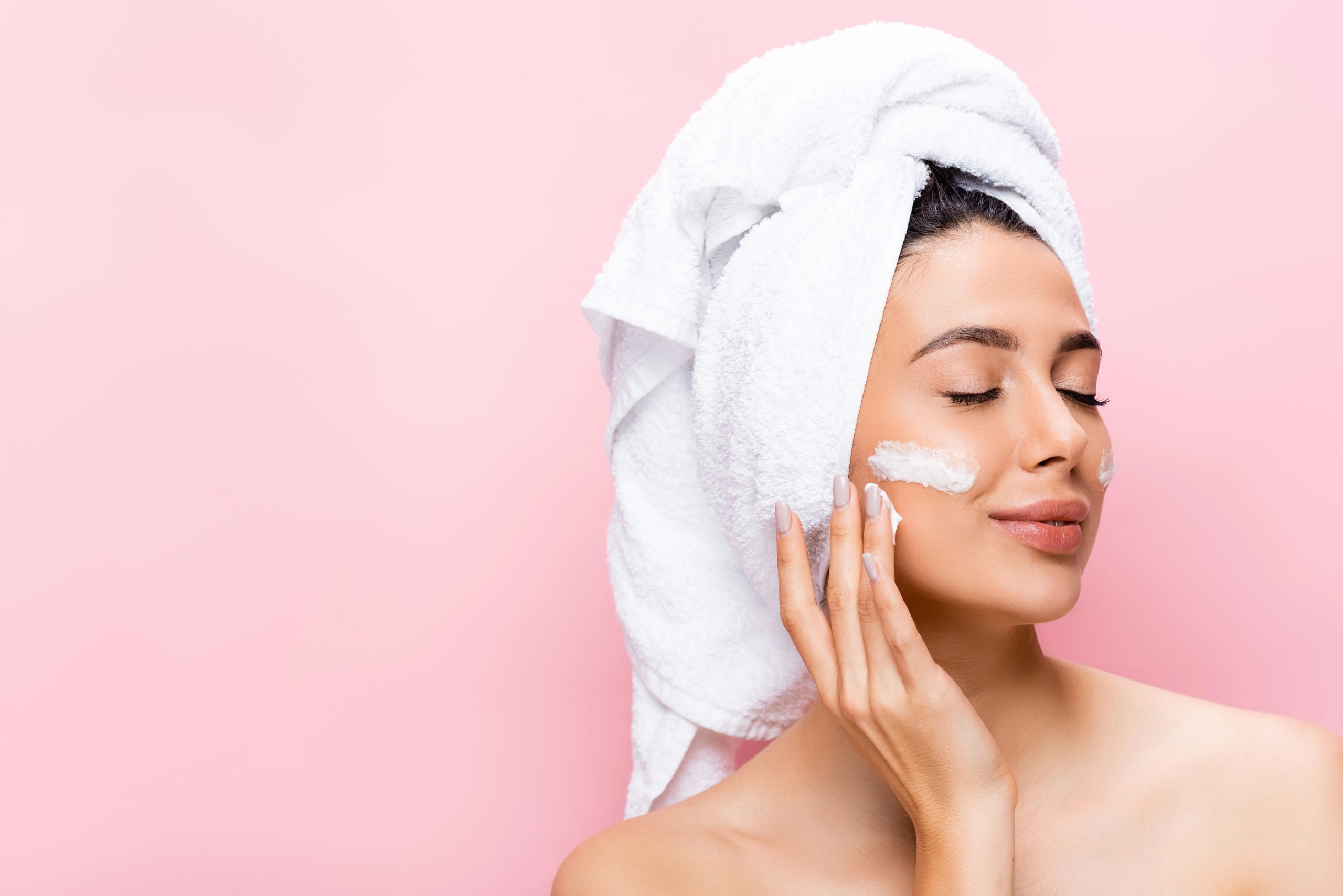 mujer resaltando su belleza natural